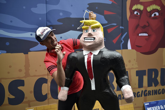 أحد المتظاهرين فى المكسيك ضد ترشح ترامب للرئاسة الأمريكية